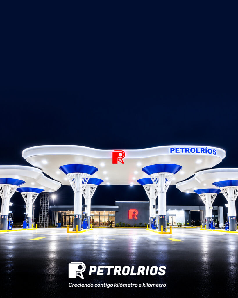 Estación moderna futurista de petrolrios